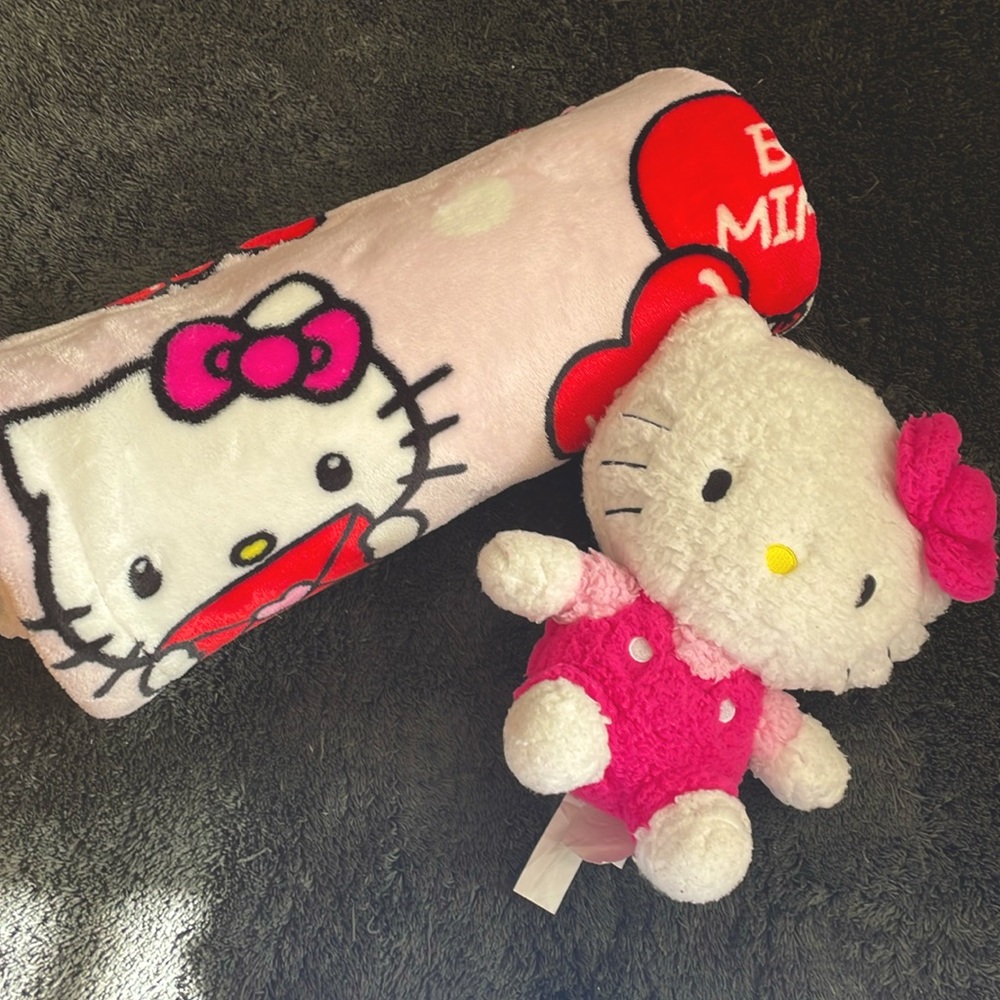 Hello Kitty Valentine's Day Fleece Blanket and Plush Set.